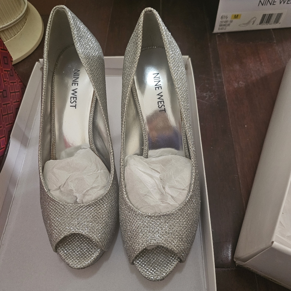 Pre-owned Nine west Silver pump